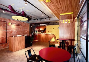 Reception - Backpackers Hostel-Ximending branch (Taipei)