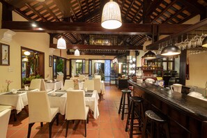 Se sirven desayunos y cocina internacional, junto a la piscina