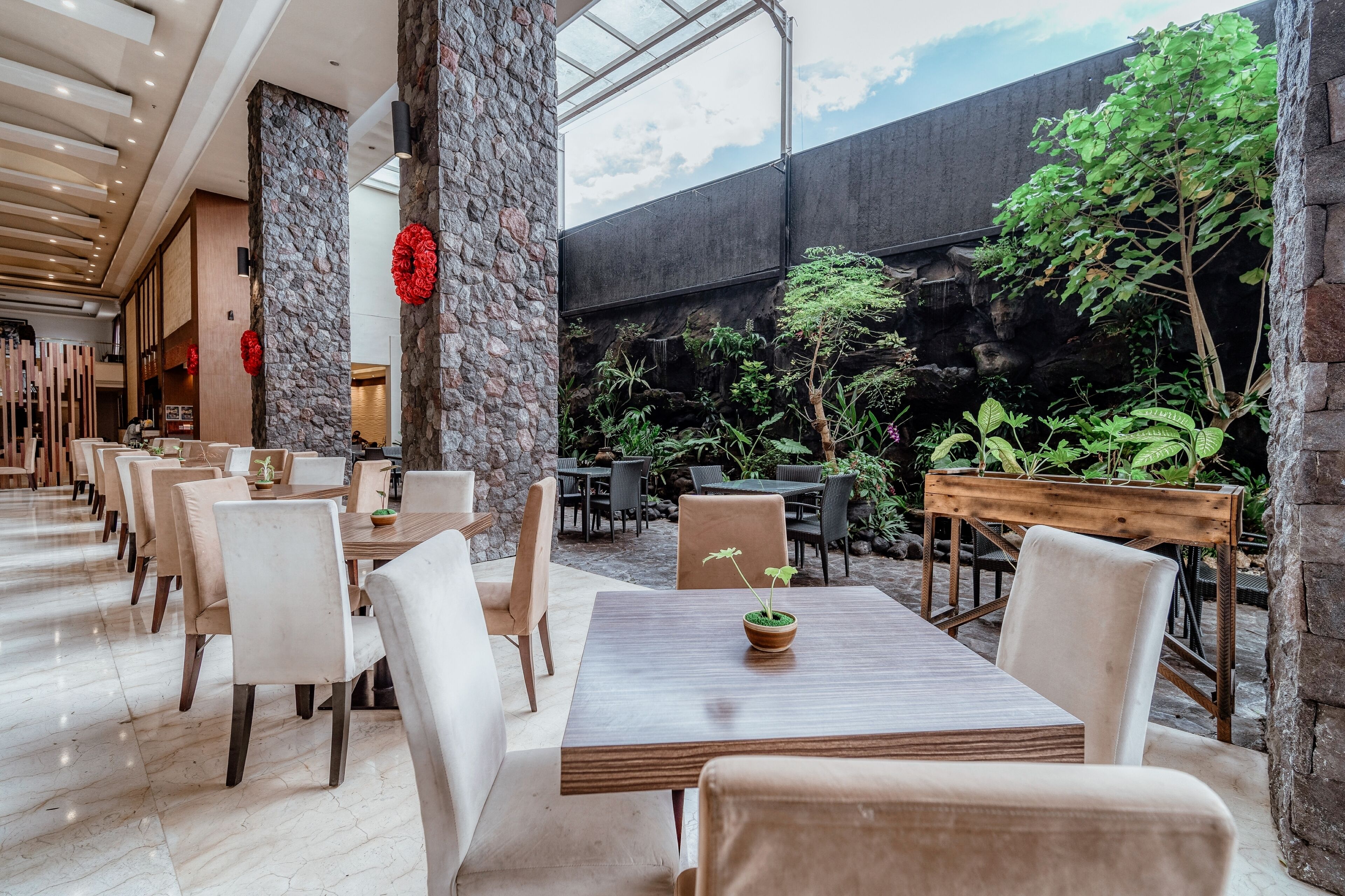 Breakfast, lunch, dinner served; Indonesian cuisine 