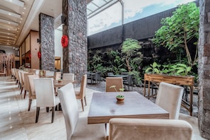 Frokost, lunsj og middag serveres, indonesiske retter