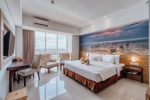 Deluxe Double Room | In-room safe, desk, free WiFi, bed sheets - Ascent Premiere Hotel and Convention (Malang)