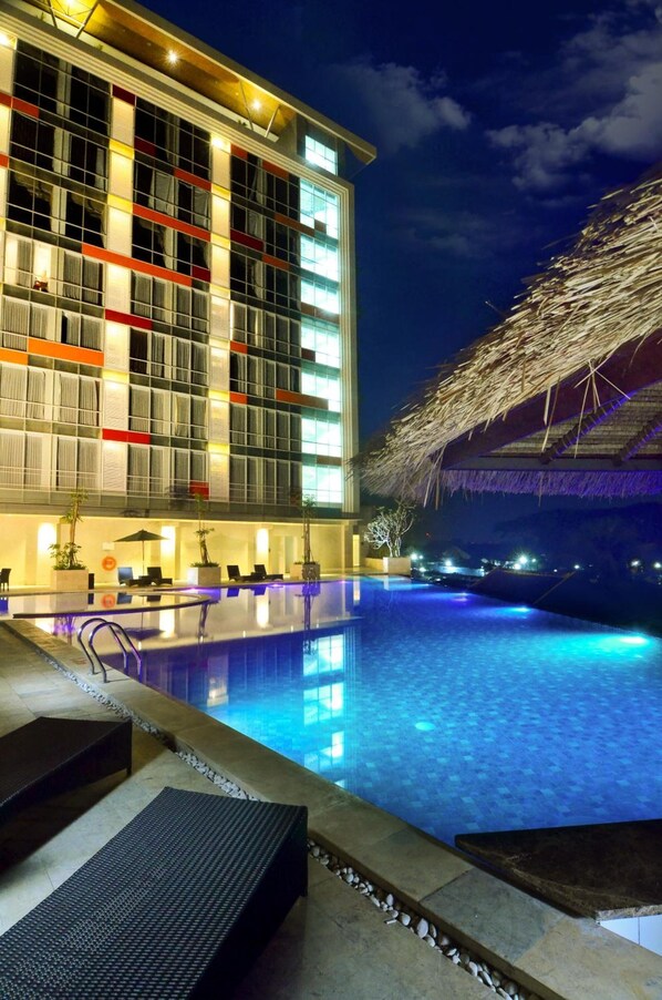 Outdoor pool - Ascent Premiere Hotel and Convention (Malang)
