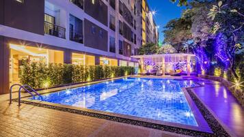 Ulkouima-allas, aurinkovarjoja, aurinkotuoleja