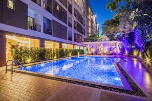 Hồ bơi ngoài trời, dù/ô trên bãi biển/hồ bơi, ghế dài tắm nắng 