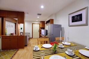 Phục vụ bữa sáng, bữa trưa, bữa tối và bữa sáng muộn