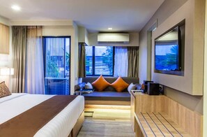 Habitación Deluxe | Caja fuerte, escritorio, cortinas opacas y camas supletorias