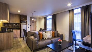 Two Bedroom Suite | Wohnbereich | 32-Zoll-Fernseher mit Kabelempfang