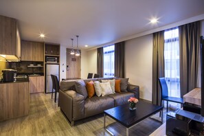 Two Bedroom Suite | Área de estar | TV 32 polegadas com canais a cabo