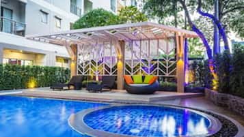 Ulkouima-allas, aurinkovarjoja, aurinkotuoleja