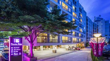 Majoituspaikan julkisivu illalla/yöllä