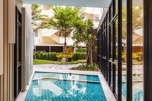 Outdoor pool, pool umbrellas, sun loungers - Pacific Park Place (Si Racha)
