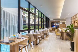 Breakfast, lunch, dinner and brunch served - Pacific Park Place (Si Racha)