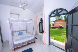 セーフティボックス (室内)、デスク、WiFi (無料)