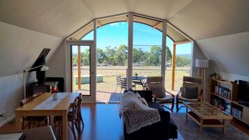 2 bedrooms, pillow-top beds, individually decorated