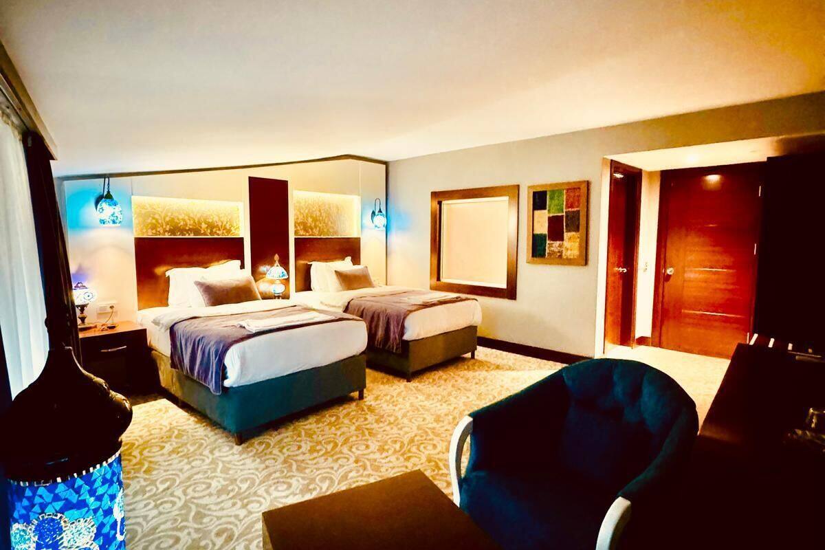 deluxe twin room, 1 bedroom, non smoking, lanai | premium bedding, minibar, in-room safe, individually decorated