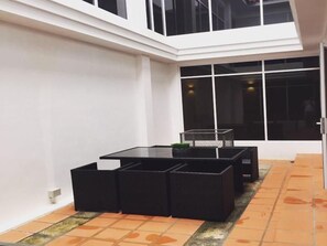 Outdoor dining - T+ Hotel Macallum (George Town)