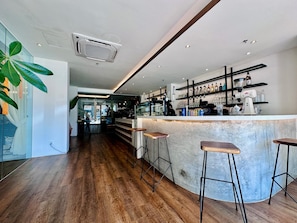 Bar (on property) - T+ Hotel Macallum (George Town)