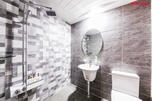 Luxury Room | Bathroom | Deep soaking tub, free toiletries