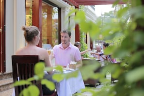 Déjeuner, dîner et souper servis sur place