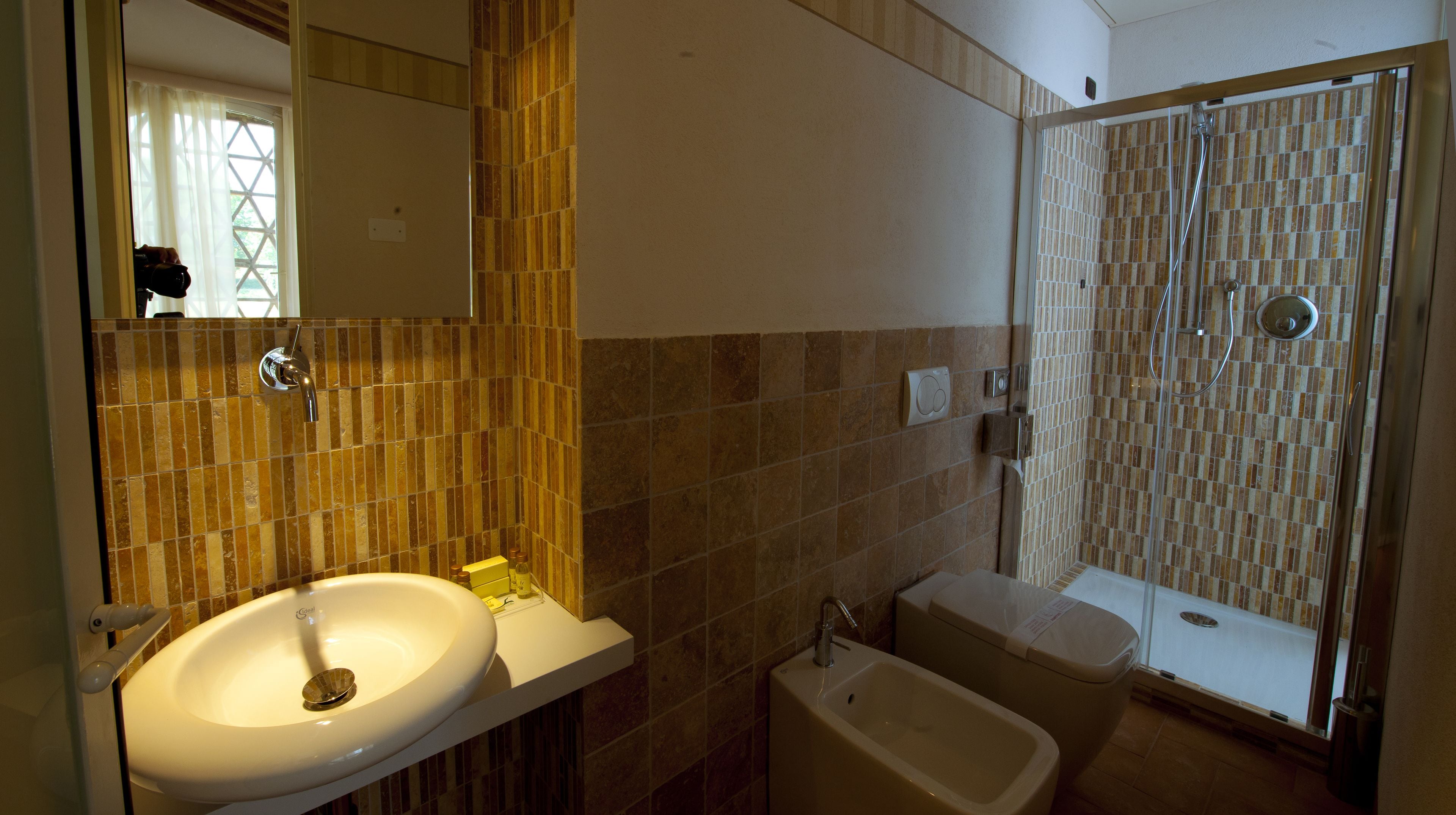 deluxe room, private bathroom, garden view | bathroom | shower, rainfall showerhead, free toiletries, hair dryer