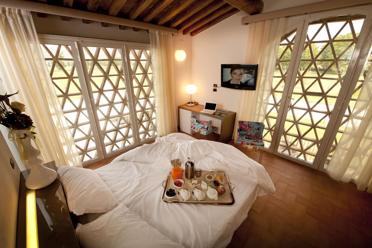 Kamar Deluks, kamar mandi pribadi, pemandangan kebun | Seprai premium, brankas, meja kerja, dan ruang kerja ramah laptop