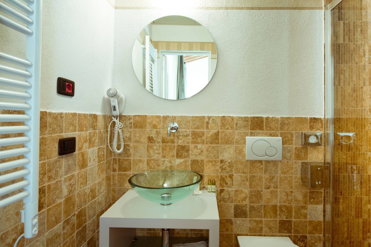 superior room, private bathroom, garden view | bathroom | shower, rainfall showerhead, free toiletries, hair dryer