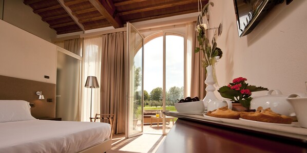 Chambre Triple Junior, salle de bains privée, vue jardin