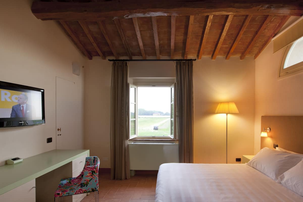 Standard Room, 1 Queen Bed, Private Bathroom, Garden View