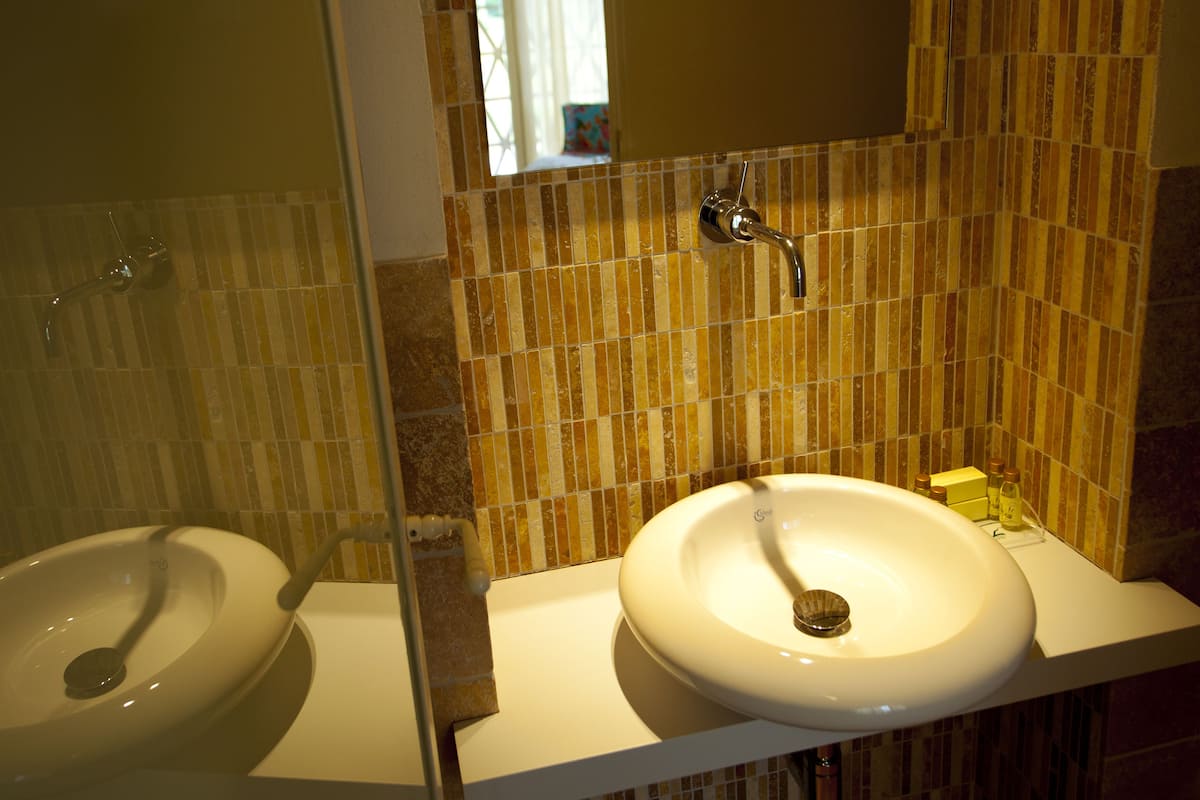 deluxe room, private bathroom, garden view | bathroom | shower, rainfall showerhead, free toiletries, hair dryer