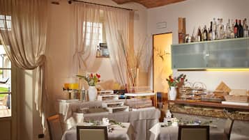 Daily continental breakfast (EUR 15 per person)