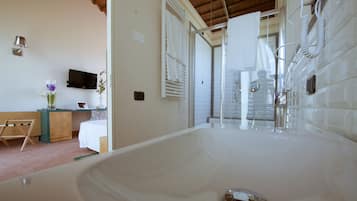 Junior driepersoonskamer, privébadkamer, uitzicht op tuin | Badkamer | Een douche, een regendouche, milieuvriendelijke toiletartikelen