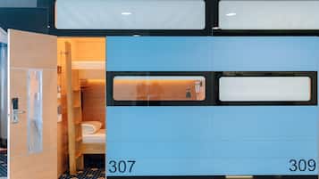 Phòng 2 giường đơn cơ bản | Bộ đồ giường kháng dị ứng, minibar với thức uống miễn phí, bàn