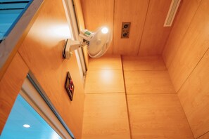 Ropa de cama hipoalergénica y minibar con artículos gratuitos 