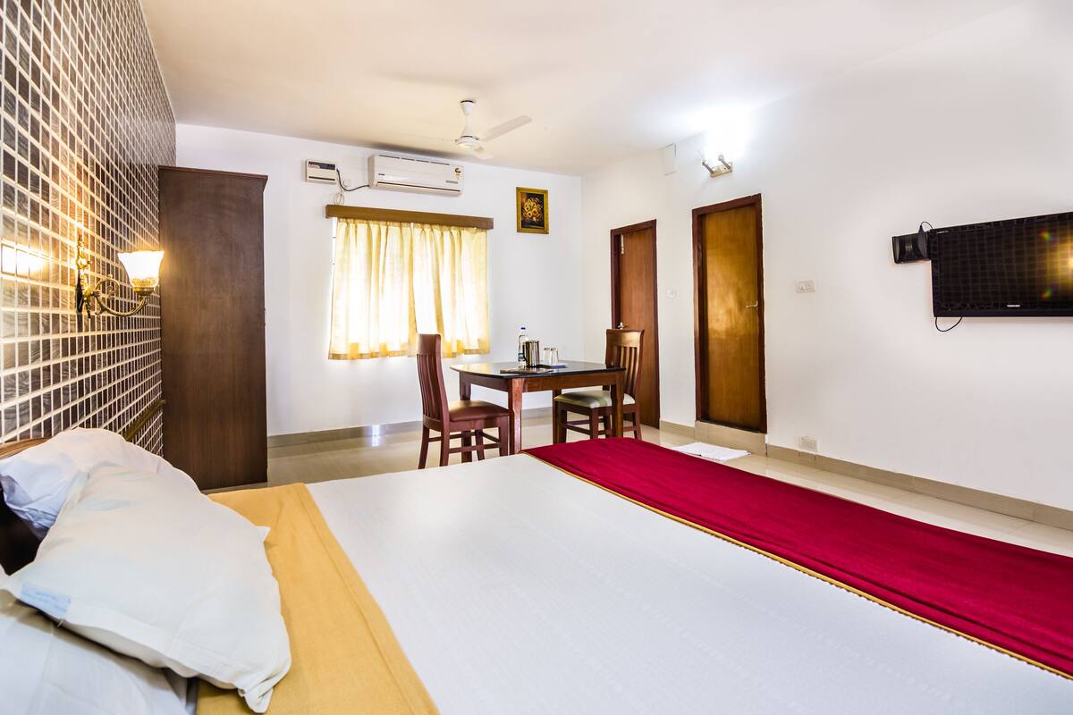 Premium bedding, desk, rollaway beds