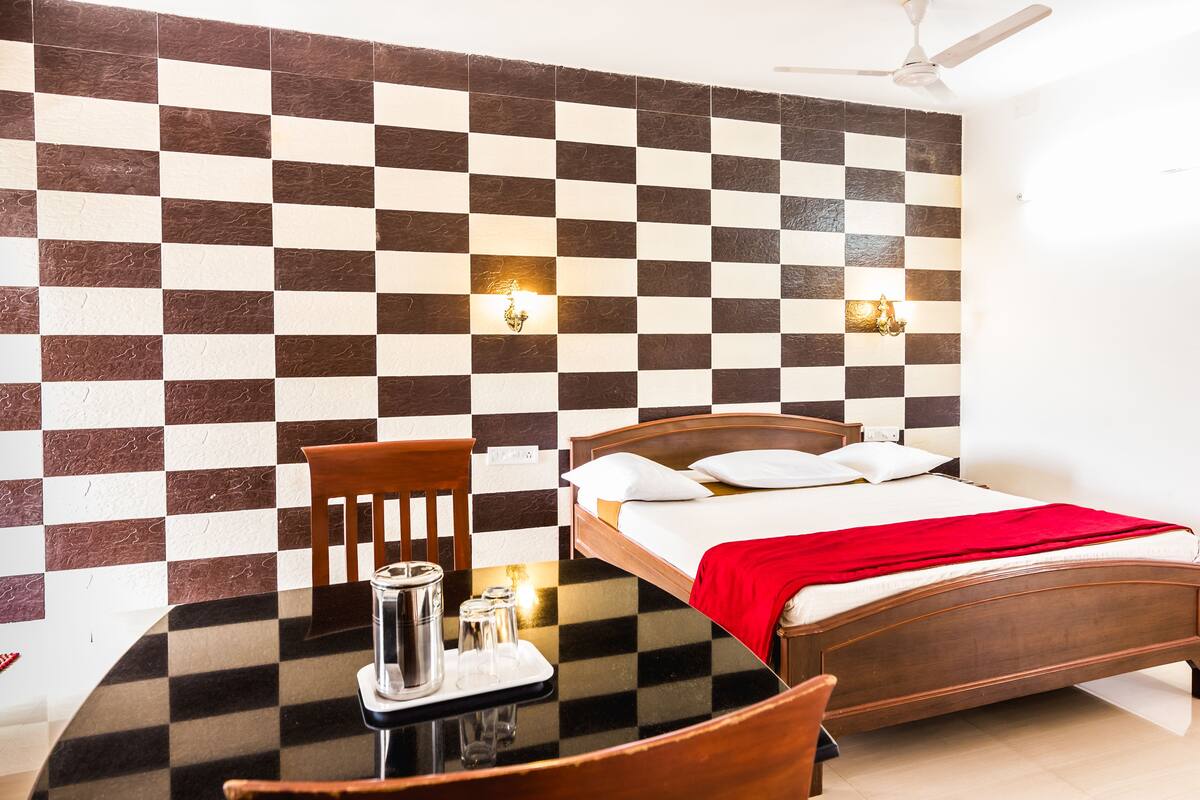 Premium bedding, desk, rollaway beds