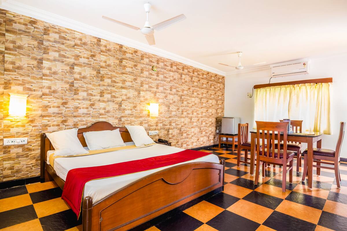 Premium bedding, desk, rollaway beds