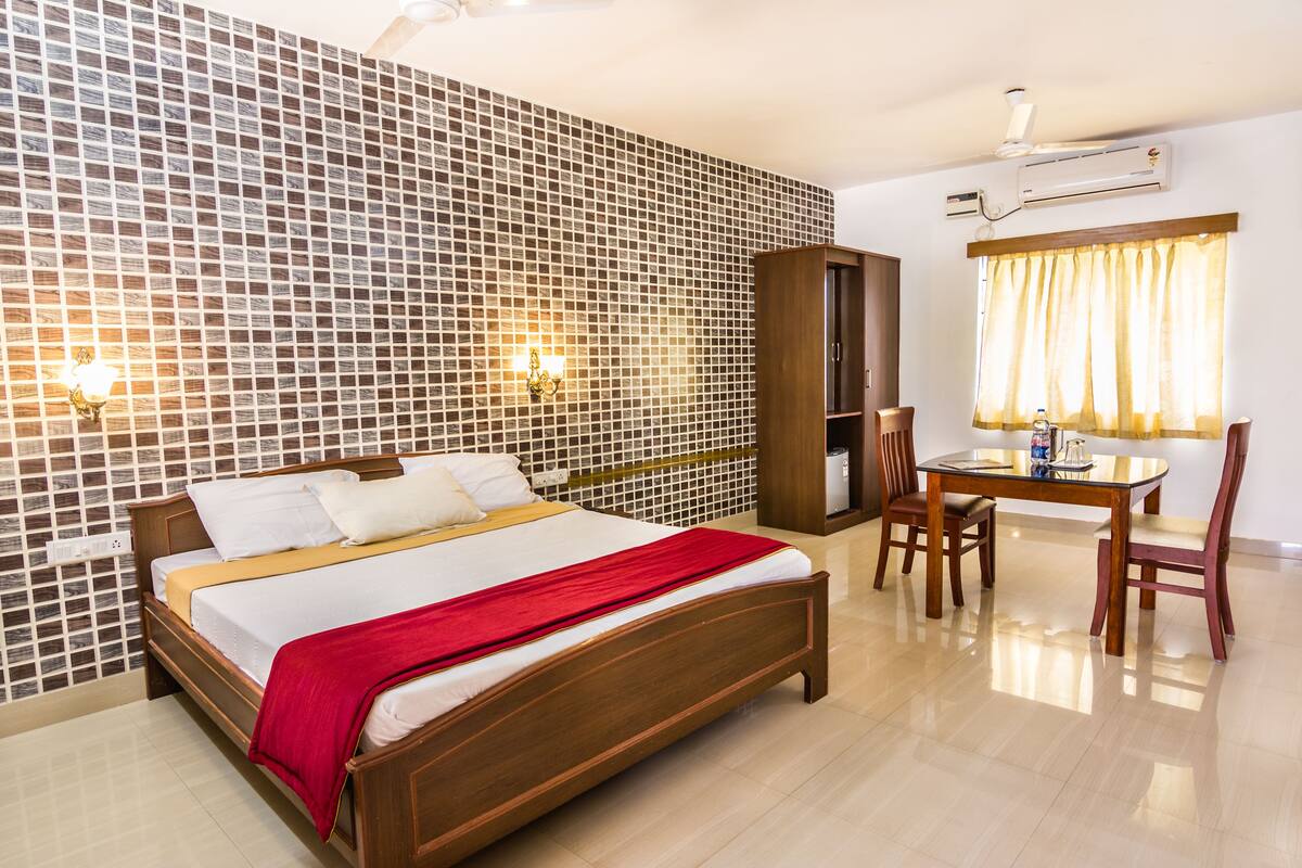 Premium bedding, desk, rollaway beds