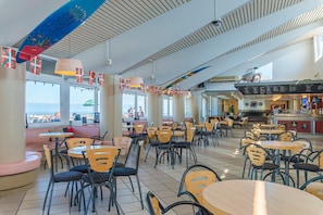 Petit déjeuner, déjeuner et dîner servis sur place