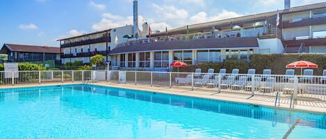 Una piscina al aire libre de temporada