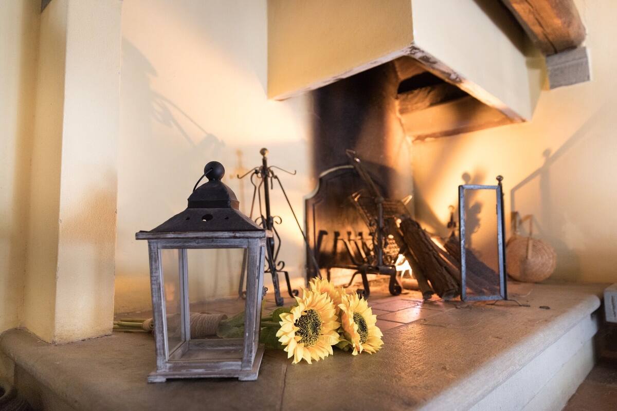 Full-sized fridge, stovetop, cookware/dishes/utensils