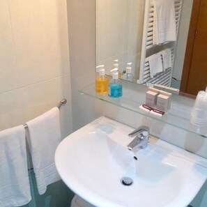 Shower, free toiletries, hair dryer, bidet - Casanova FourRooms (Venice)