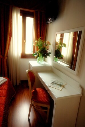 Dobbelt- eller tomannsrom, privat bad | Dundyner, skrivebord, blendingsgardiner og wi-fi (inkludert)