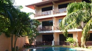 Piscina externa, espreguiçadeiras