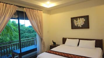 Minibar, coffres-forts dans les chambres, bureau