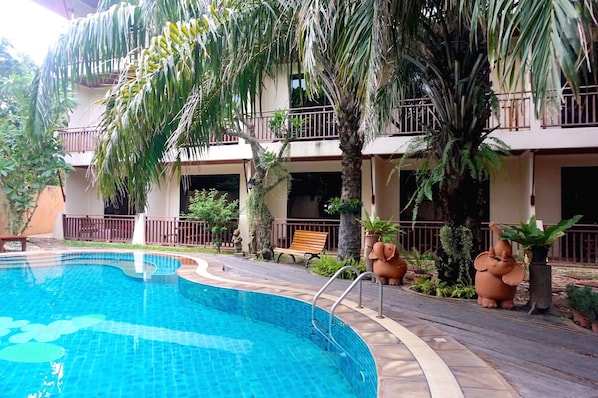 Alberca al aire libre y camastros