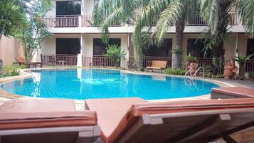 Piscina externa, espreguiçadeiras