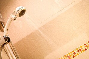 Dusche, kostenlose Toilettenartikel, Haartrockner, Handtücher