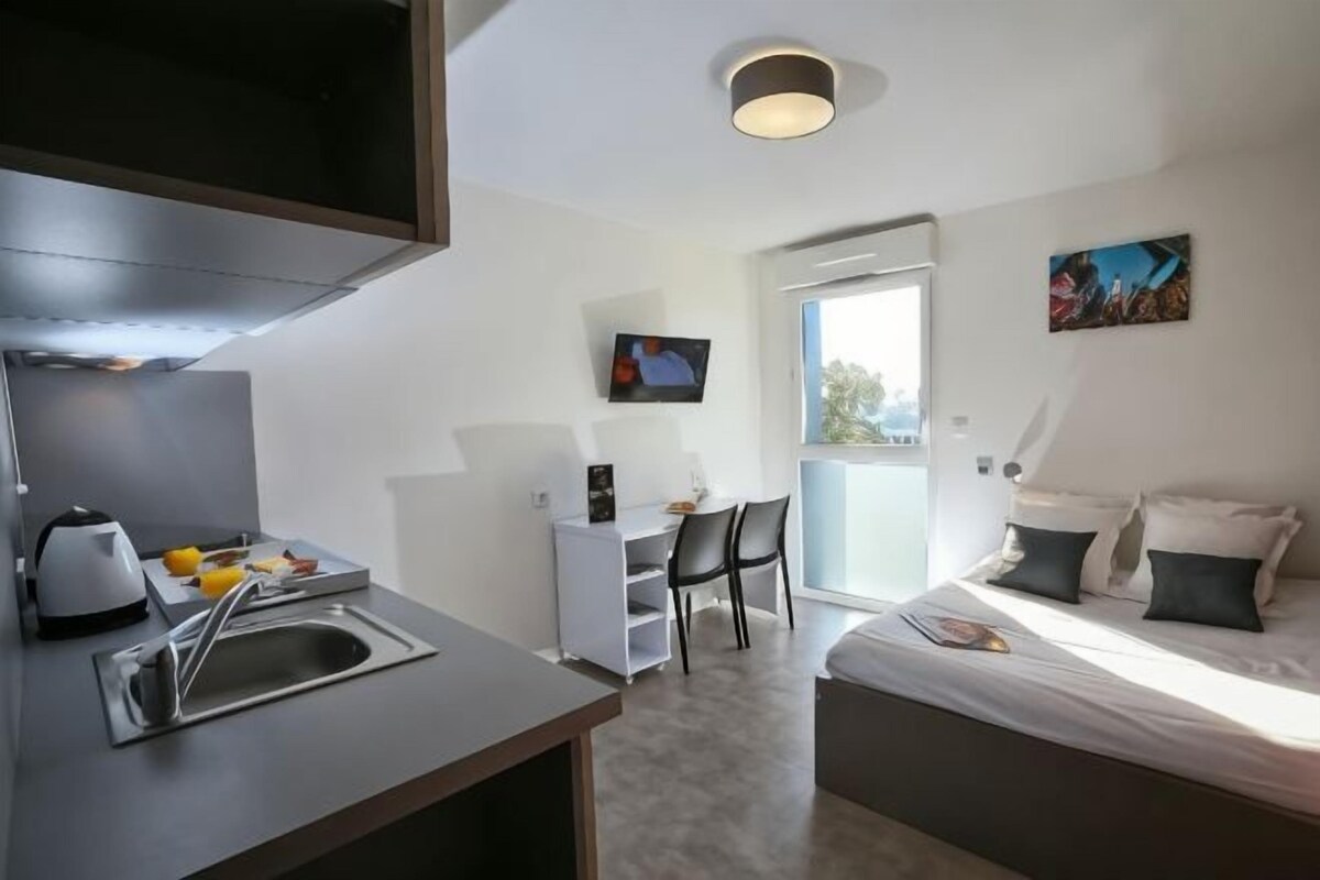 Luxe beddengoed, een bureau, een laptopwerkplek