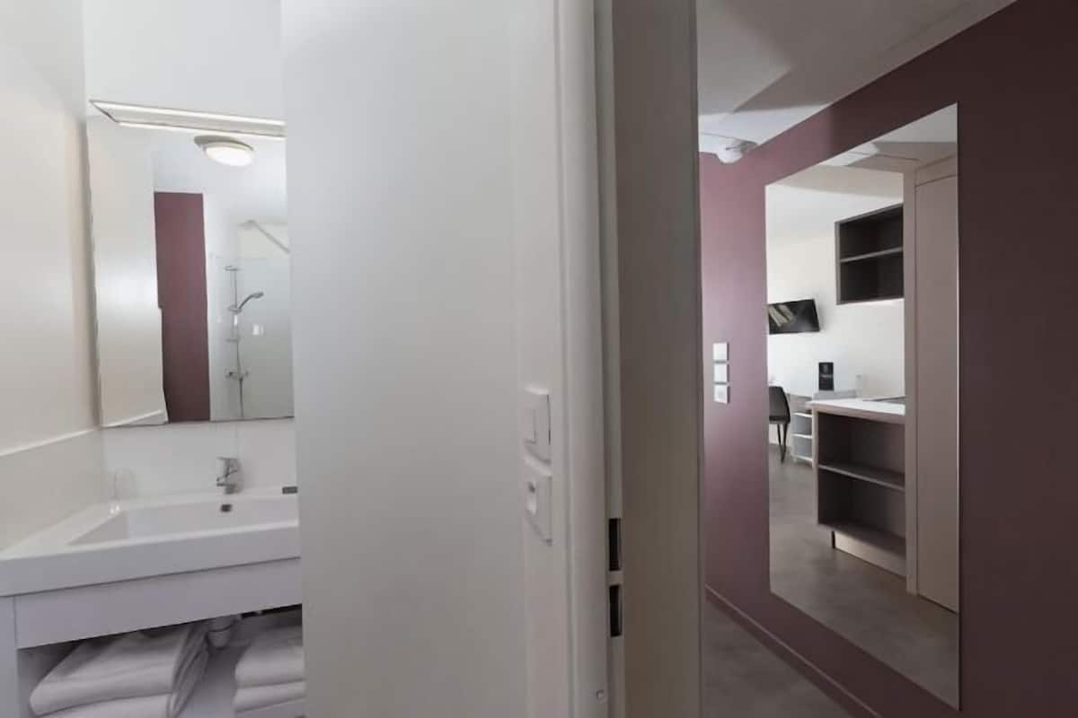 Salle de bain | Articles de toilette écologiques, serviettes fournies, savon, shampooing