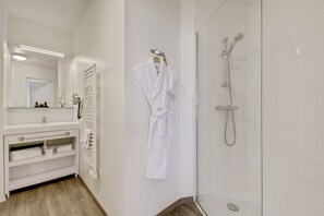 BUSINESS STUDIO (DOUBLE BED) | Bathroom | Eco-friendly toiletries, towels, soap, shampoo - All Suites Appart Hôtel | Bordeaux - Pessac (Pessac)